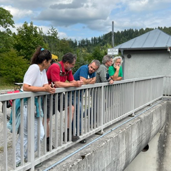 Diskussion an der Stauermauer am Lech