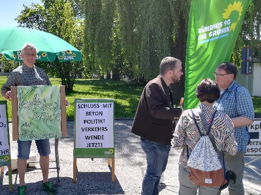 Grünen-Stadtrat Dr. Stüber in der Mitte am Infostand vor der Stadthalle. Rechts daneben MdL Andreas Krahl im Gespräch mit Bürgern