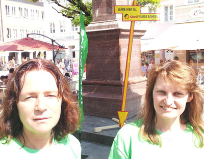 Greenpeace-Aktivistinnen auf dem WMer Marienplatz
