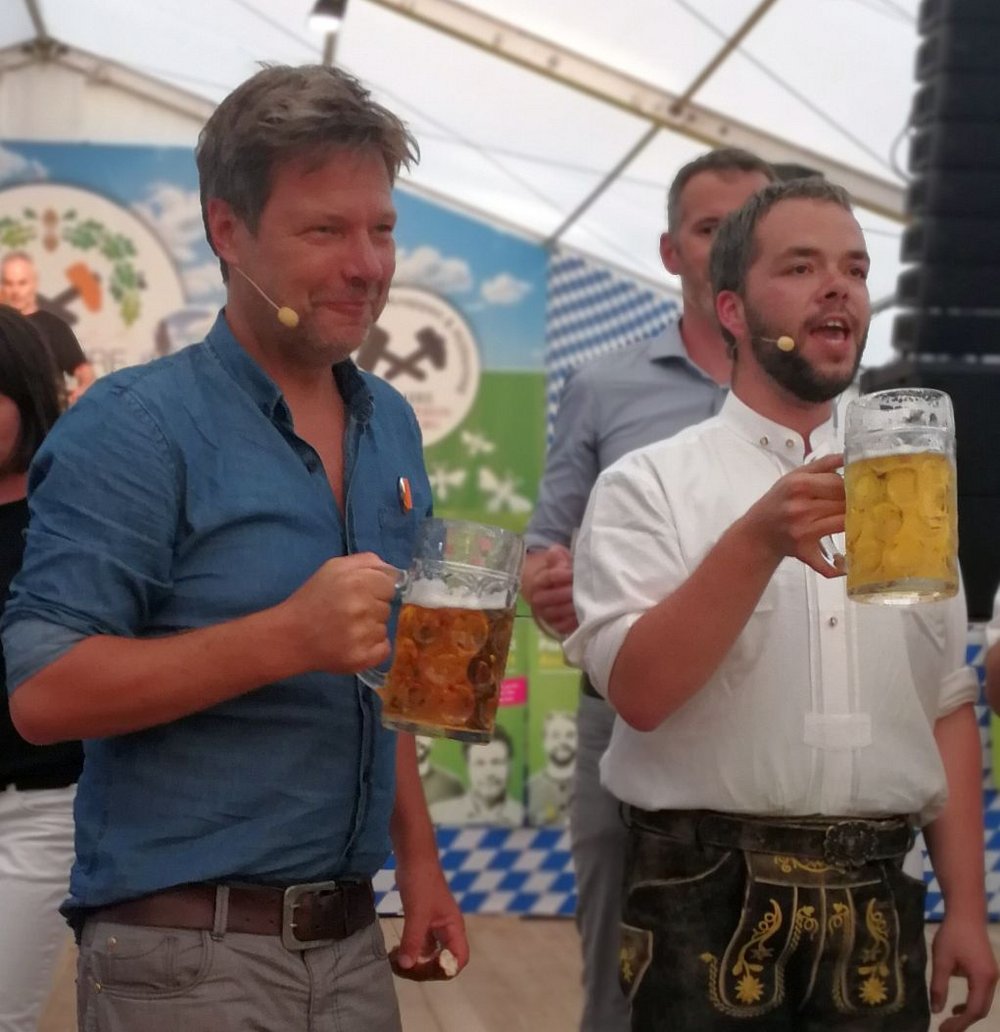 Robert Habeck und Andreas Krahl beim Anstoßen
