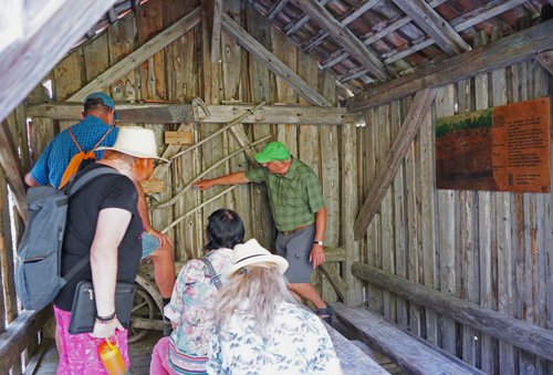 Alte Hütte zum Trocken von Torf mit historischem Werkzeug